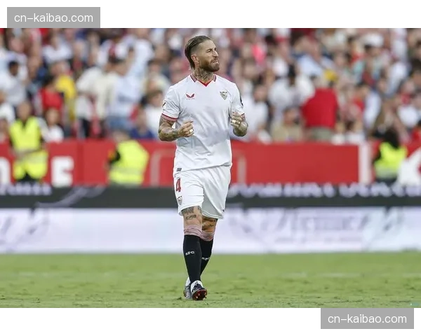 点球罚失后,塞维利亚老将拉莫斯低头安慰年轻门将 点球罚失后,塞维利亚老将拉莫斯低头安慰年轻门将